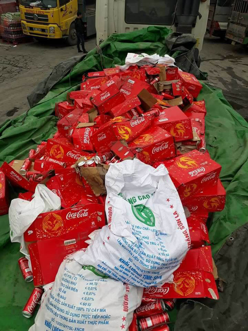 Xe chở nước ngọt gặp nạn ngày giáp Tết, người dân lao vào giúp đỡ tài xế thu dọn